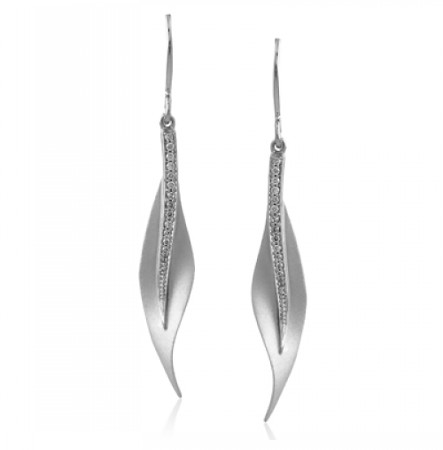 Pair of white gold earrings with an unmistakable leaf-like silhouette