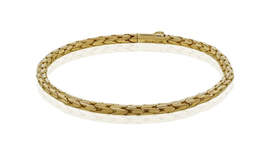 a fine yellow gold chain bracelet for men